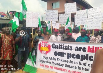 Awka Indigenes Storm Police Headquarters, Protest Wanton Killings, Other Crimes