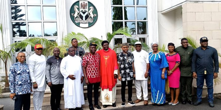 Popular Catholic Priest,EBUBE MUONSO Visits SOLUDO, Reconciles with HIM.(Video)