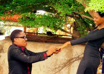 See How Anambra Blogger proposed to his beautiful Girlfriend in a Garden