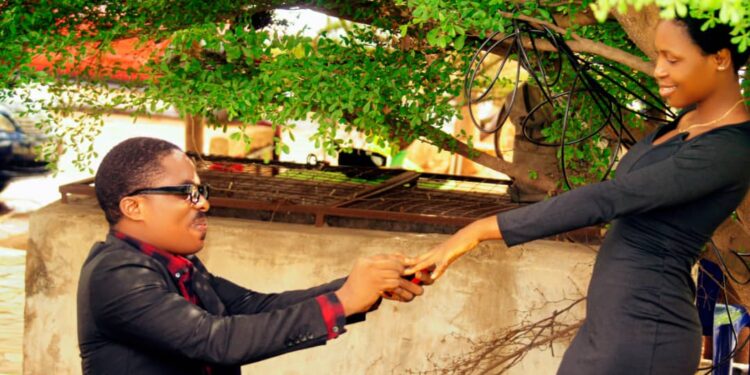 See How Anambra Blogger proposed to his beautiful Girlfriend in a Garden