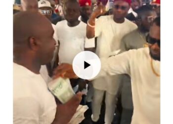 Anambra Billionaires Devise New Style to Flaunt Cash at Event (video)