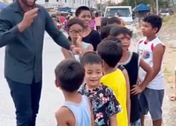 Anambra Man Residing in Philippines Seen Teaching Igbo to Filipino Children on the Street.