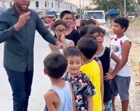 Anambra Man Residing in Philippines Seen Teaching Igbo to Filipino Children on the Street.