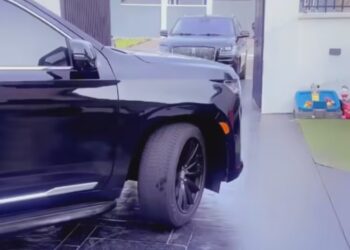 Music artist Kcee reportedly purchased two full-size SUVs worth around 500m in one day, A Cadillac Escalade and a Lincoln Navigator.