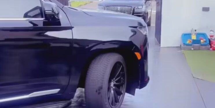 Music artist Kcee reportedly purchased two full-size SUVs worth around 500m in one day, A Cadillac Escalade and a Lincoln Navigator.