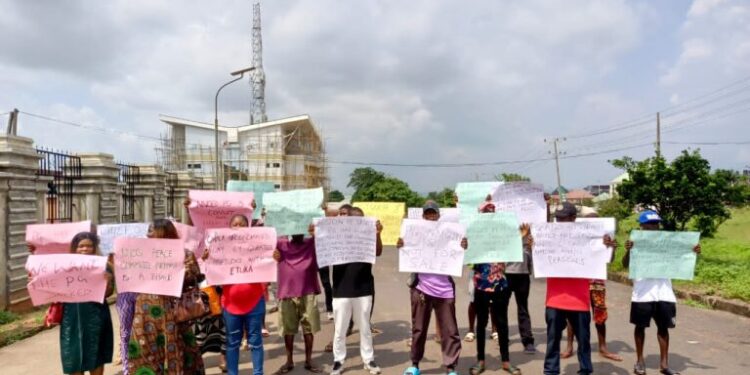 Anambra youths distance selves from plot to dethrone 87-year old monarch