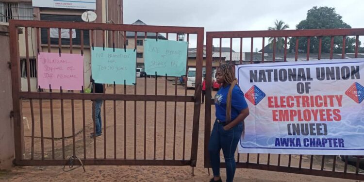 Electricity Workers protest against EEDC Mgt over Police harassment, demand members’ release