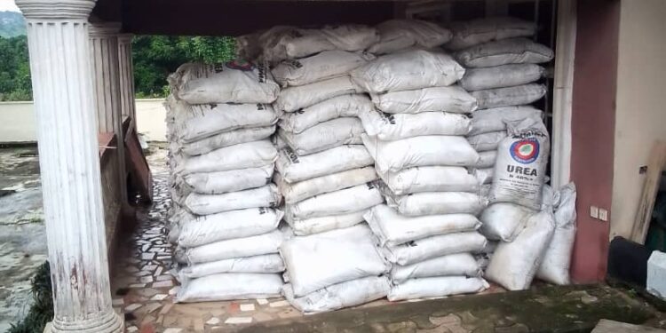 Just In: Sen Dr Tony Nwoye lifts farmers in Anambra North with N150m worth of fertilisers for the Farming Season.