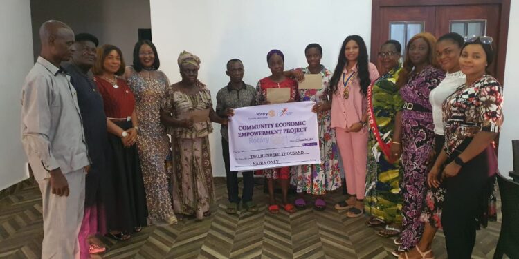 Rotary Club trains, empowers Onitsha petty traders with cash