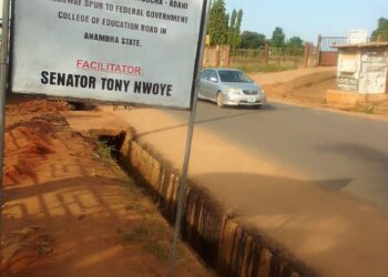CLO Commend Senator Nwoye for Rehabilitation of 3-3, College of Education Nsugbe Road.