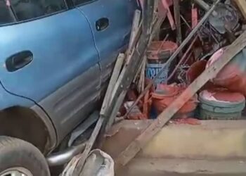Family of 4, artisans cheat death as car crashes into Anambra market