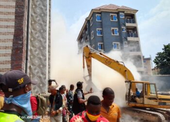 Residents jubilate as Anambra govt demolishes hotel, 2storey built on canal