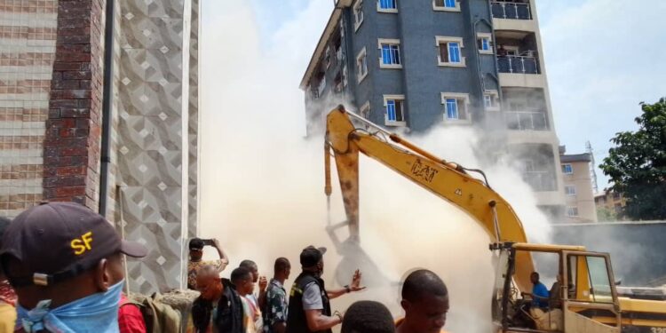 Residents jubilate as Anambra govt demolishes hotel, 2storey built on canal