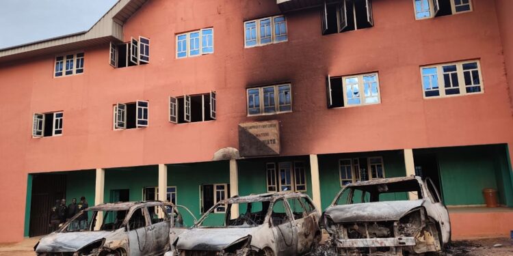 Gunmen Attack Town Hall, Kill 1, burn 3 vehicles in Anambra