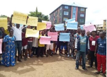 Residents Protest High Electricity Bill from EEDC In Anambra.