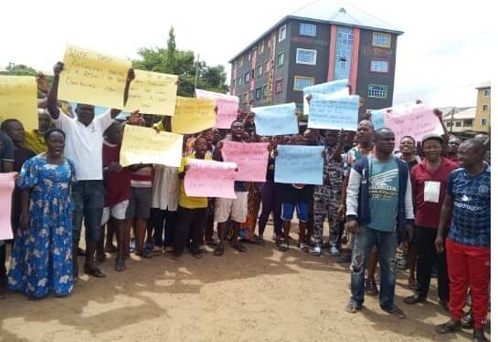 Residents Protest High Electricity Bill from EEDC In Anambra.
