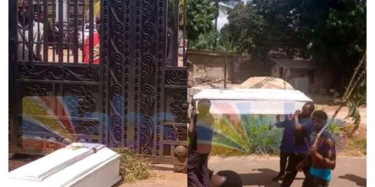 Youth Protest Killing Of 38 Year Old Man, drops his corpse at the gate of his alleged k!llers in Anambra.