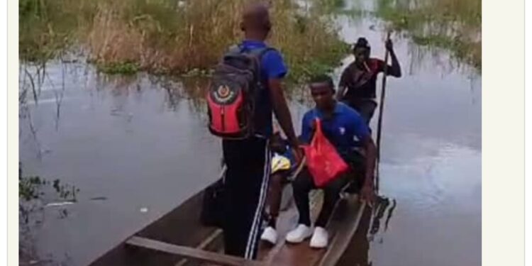 Onitsha Residents Swim, Paddle Canoe To Access Their Homes, Seek Soludo’s Intervention