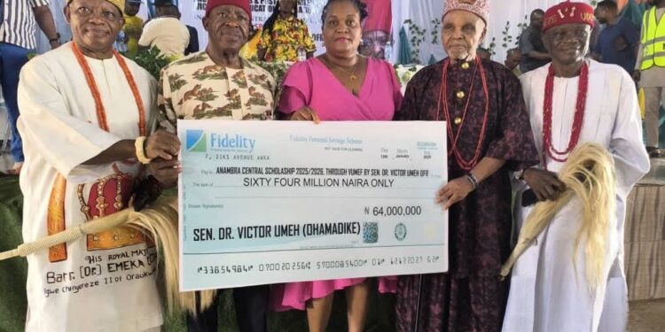 Senator Umeh Gives Scholarship To 326 Students in Anambra. 
