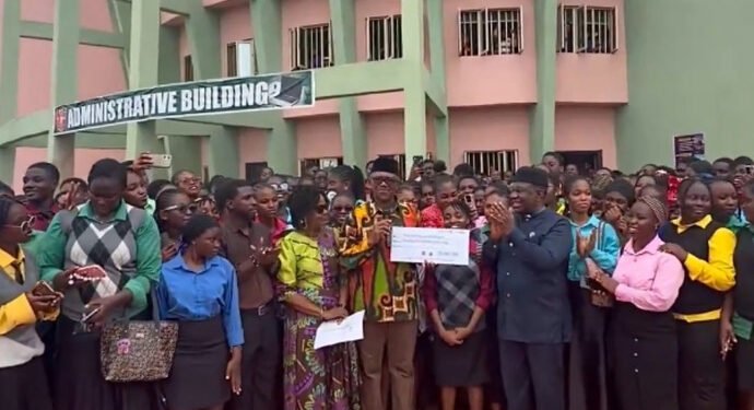 Peter Obi Visits University on the Niger, Donates ₦25M