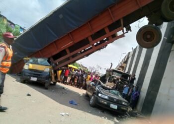 2 injured, 4 escape as trailer crashes into 3 vehicles under Onitsha bridge 