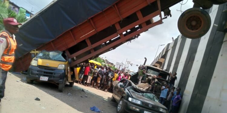 2 injured, 4 escape as trailer crashes into 3 vehicles under Onitsha bridge 