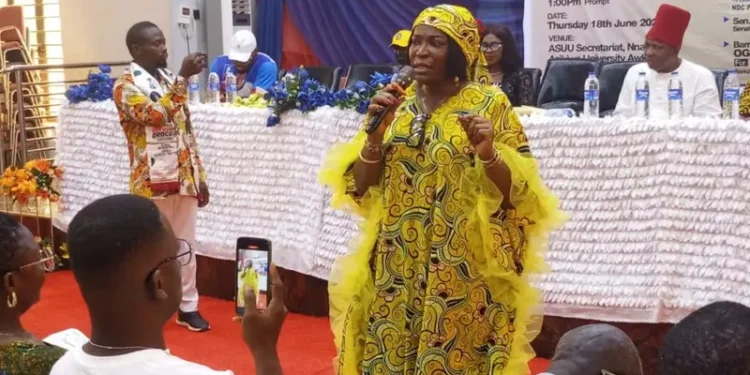 2027: Orogbu Distributes Rice, Cash To Unizik Staff, Students
