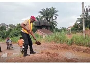 Relief for Nnewi motorists, residents as FRSC fills dangerous potholes on roads