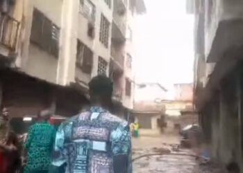 Fire razes 4-storey building in Onitsha
